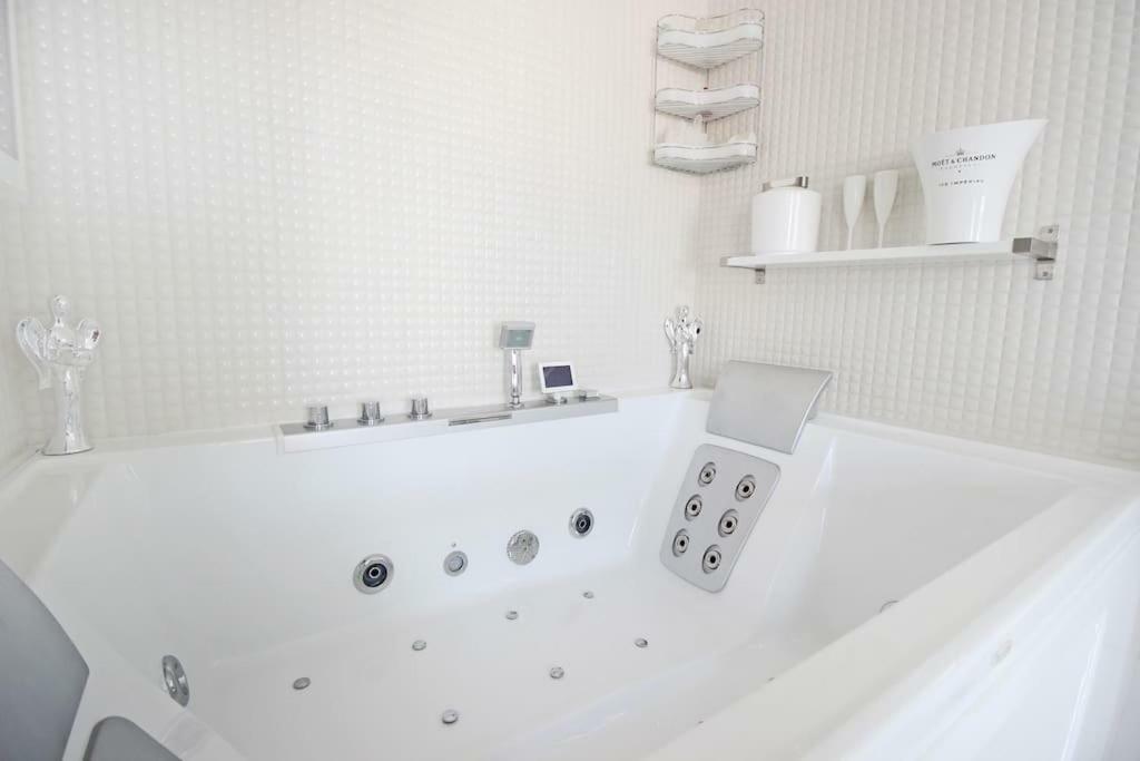 White Luxury Penthouse In City Centre أمستردام المظهر الخارجي الصورة